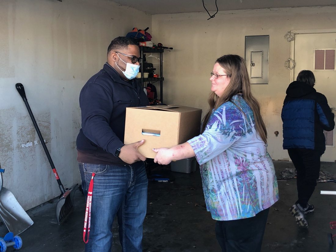 Commission delivers holiday food boxes | News, Sports, Jobs - Vimarsana News